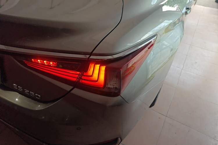 Used Lexus ES 2018 260 Excellence Edition China VI Standard Right Rear Taillight