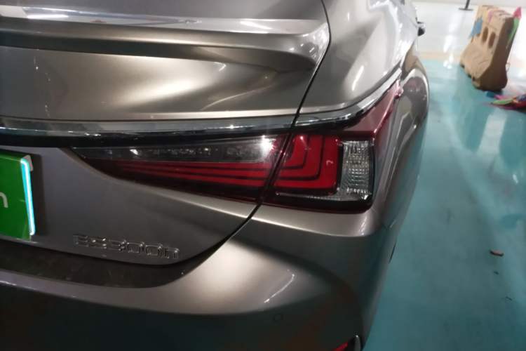 Used Lexus ES 2018 300h Premier Edition China V Standard Right Rear Taillight