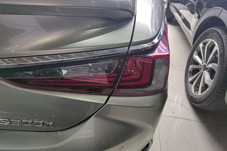 Used Lexus ES 2018 300h Premier Edition China VI Standard Right Rear Taillight