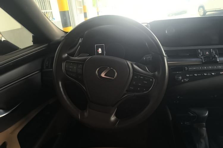 Used Lexus ES 2018 200 Excellence Edition China V Standard Steering Wheel