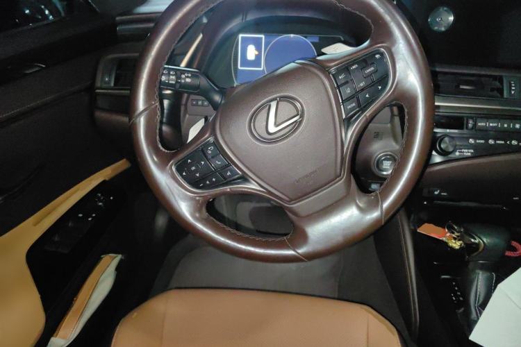 Used Lexus ES 2018 200 Excellence Edition China VI Standard Steering Wheel