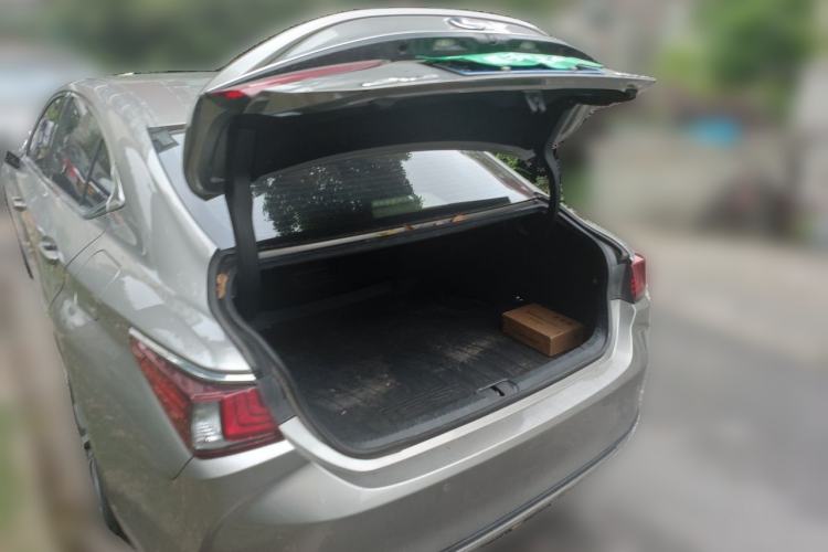 Used Lexus ES 2018 300h Premier Edition China VI Standard Trunk