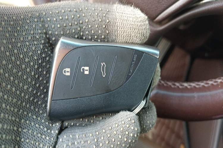 Used Lexus ES 2018 200 Excellence Edition China V Standard Vehicle Key