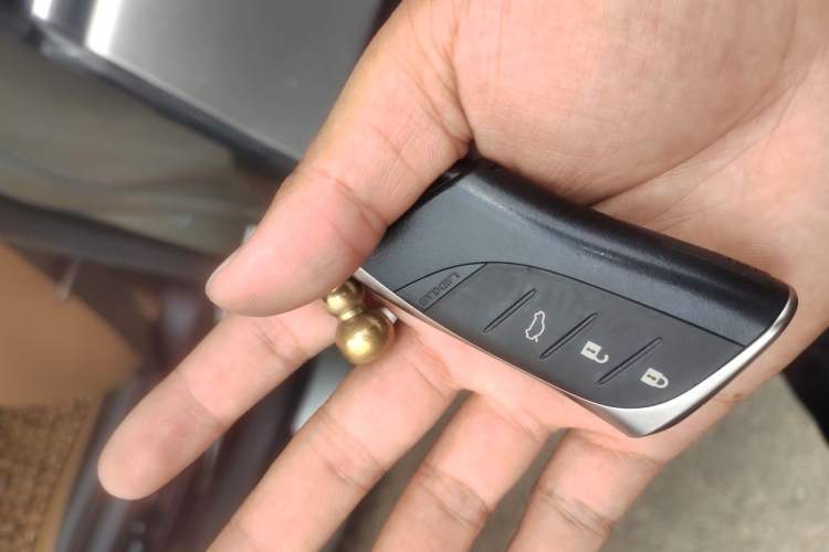 Used Lexus ES 2018 200 Excellence Edition China VI Standard Vehicle Key