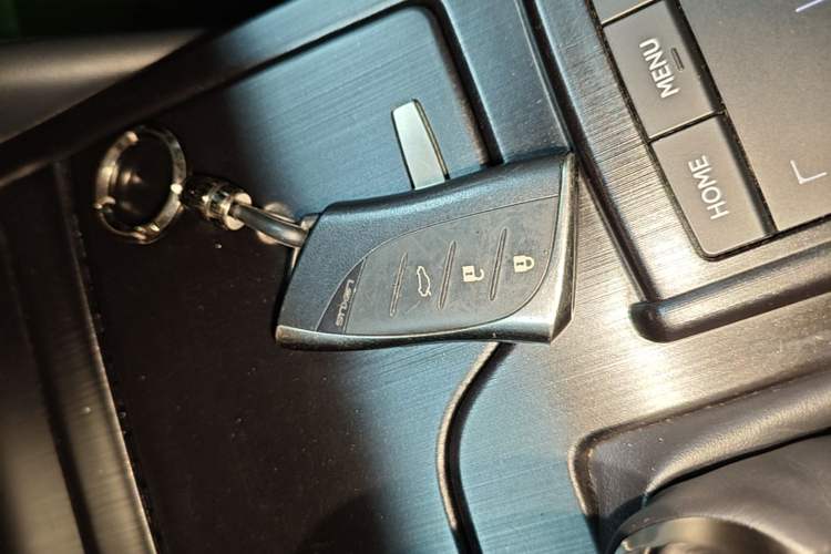 Used Lexus ES 2018 260 Excellence Edition China VI Standard Vehicle Key