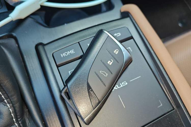 Used Lexus ES 2018 200 Excellence Edition China V Standard Vehicle Key