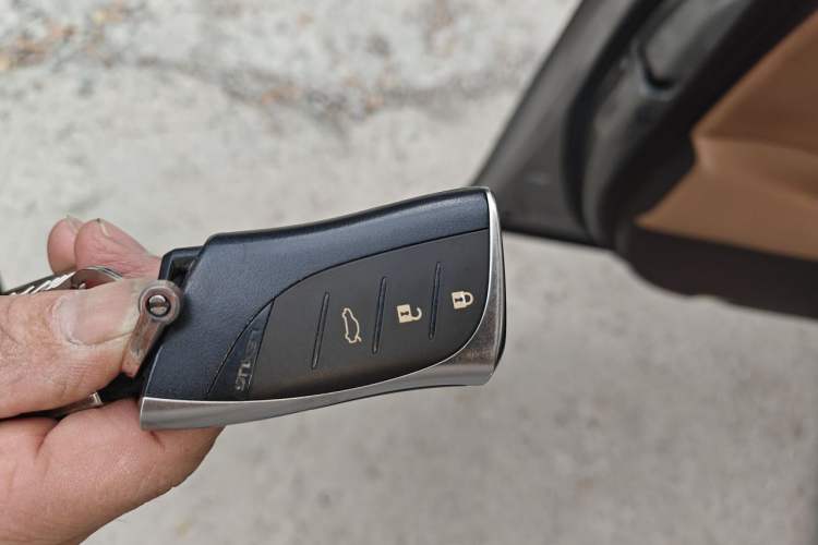 Used Lexus ES 2018 300h Premier Edition China VI Standard Vehicle Key