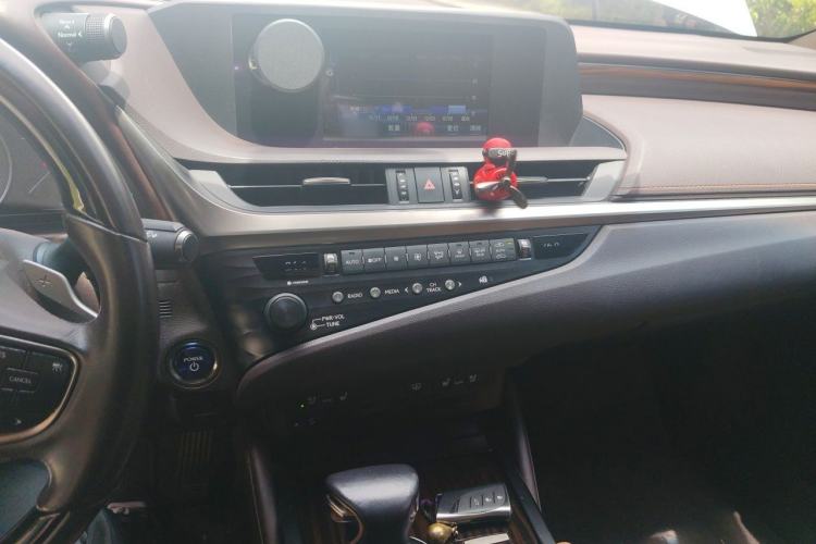 Used Lexus ES 2018 300h Premium Edition China V Standard Audio And AC Panel