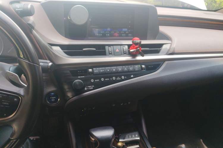 Used Lexus ES 2018 300h Premium Edition China V Standard Audio And AC Panel