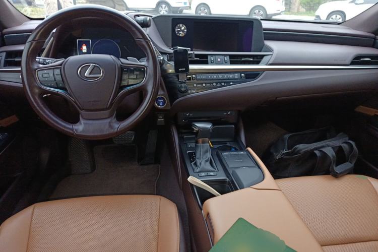Used Lexus ES 2018 300h Premier Edition China VI Standard Center Console