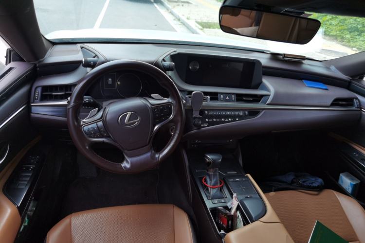 Used Lexus ES 2018 200 Excellence Edition China V Standard Center Console