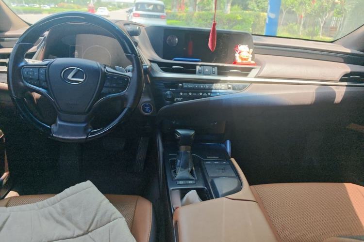 Used Lexus ES 2018 300h Premier Edition China VI Standard Center Console
