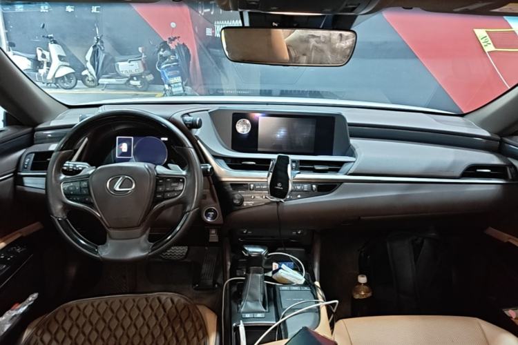Used Lexus ES 2018 300h Premier Edition China V Standard Center Console