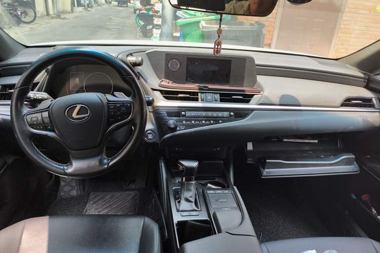 Used Lexus ES 2018 200 Excellence Edition China VI Standard Center Console