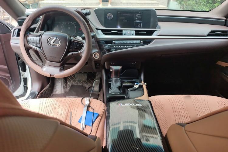 Used Lexus ES 2018 260 Excellence Edition China V Standard Center Console