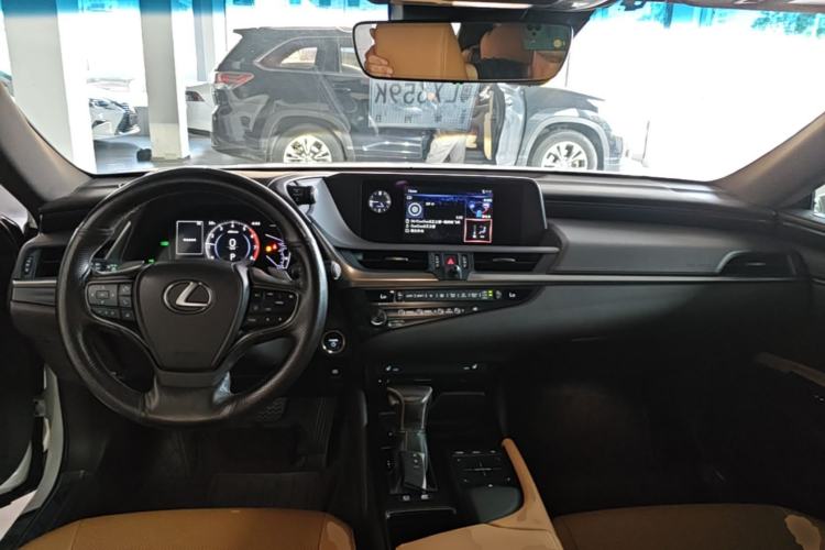 Used Lexus ES 2018 300h Premier Edition China VI Standard Center Console