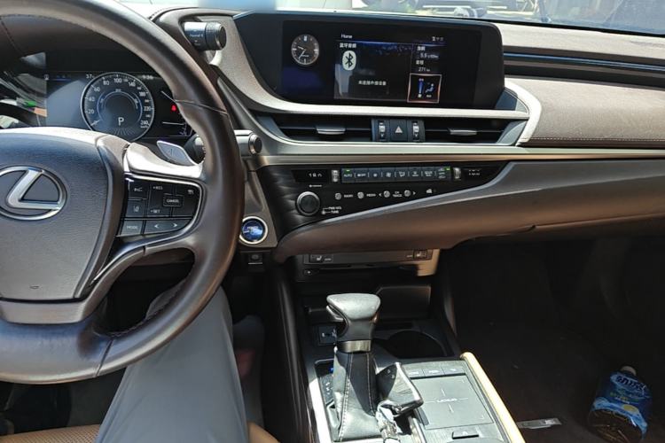 Used Lexus ES 2018 300h Premier Edition China VI Standard Center Console