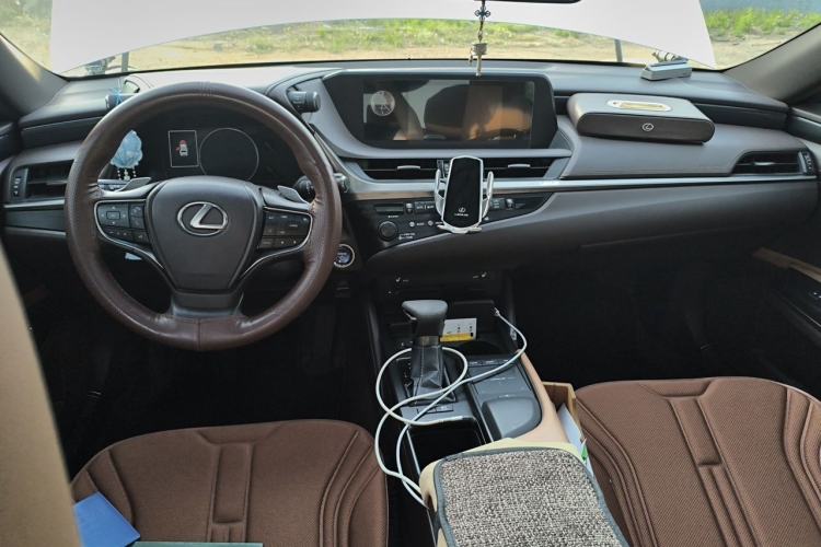 Used Lexus ES 2018 300h Premier Edition China VI Standard Center Console