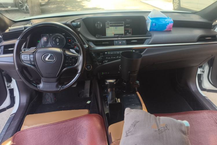 Used Lexus ES 2018 300h Premium Edition China V Standard Center Console