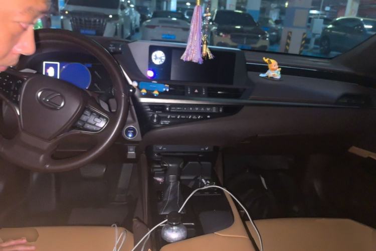 Used Lexus ES 2018 300h Premier Edition China V Standard Center Console