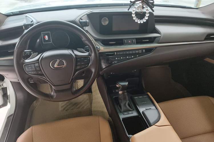 Used Lexus ES 2018 300h Premier Edition China VI Standard Center Console