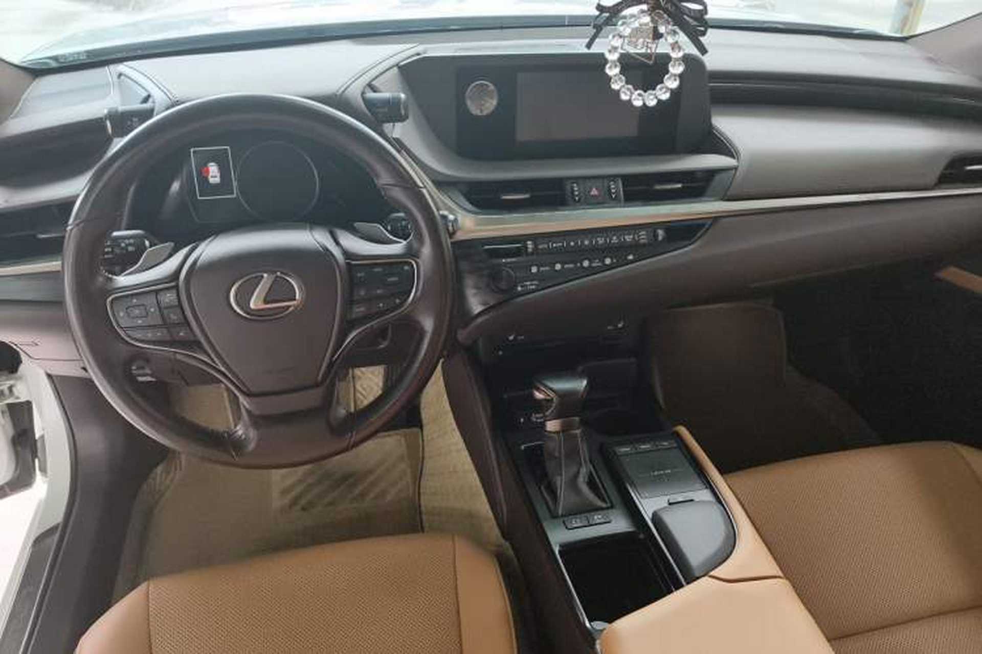 Used Lexus ES 2018 300h Premier Edition China VI Standard Center Console