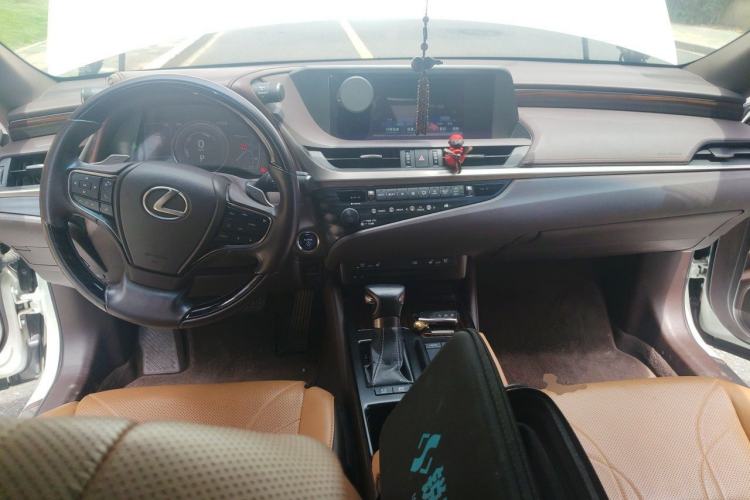 Used Lexus ES 2018 300h Premium Edition China V Standard Center Console