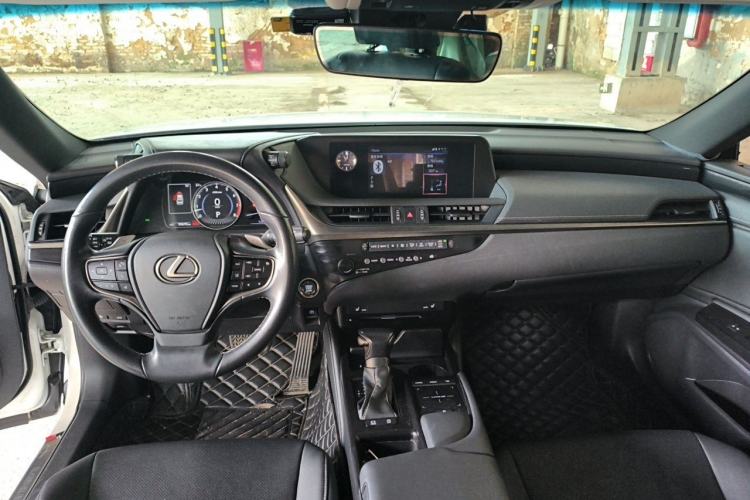 Used Lexus ES 2018 200 Excellence Edition China V Standard Center Console