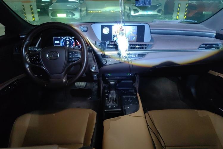 Used Lexus ES 2018 200 Excellence Edition China V Standard Center Console