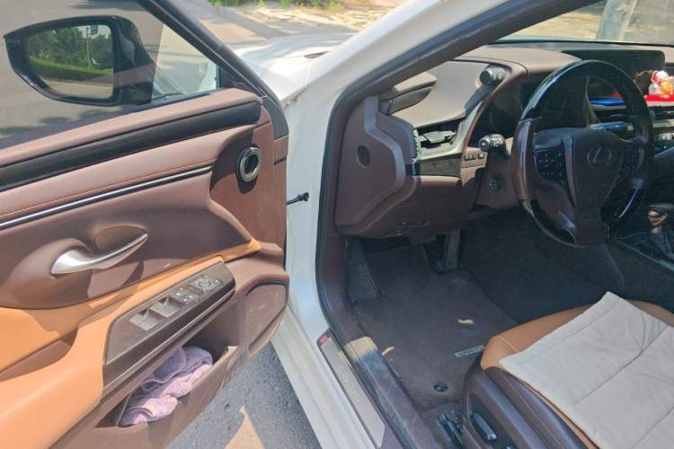 Used Lexus ES 2018 300h Premier Edition China VI Standard Driver Seat