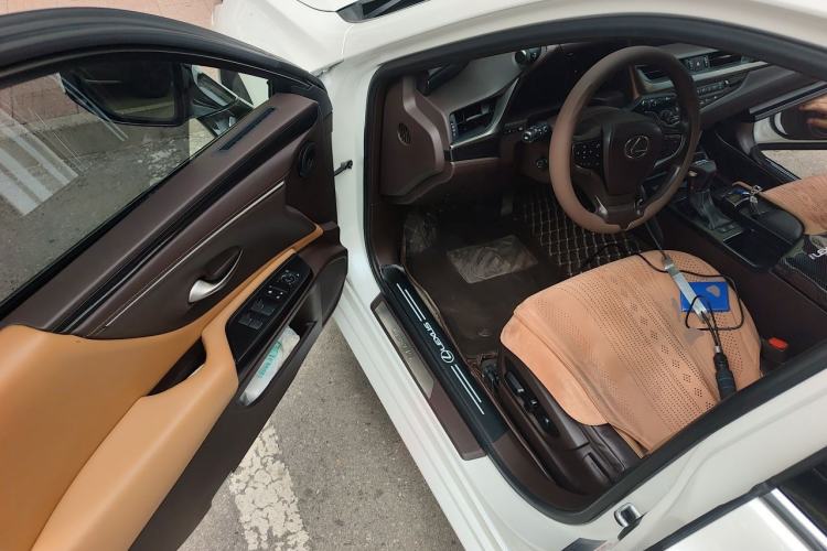 Used Lexus ES 2018 260 Excellence Edition China V Standard Driver Seat