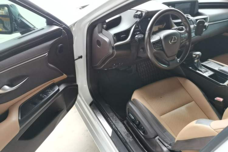 Used Lexus ES 2018 200 Excellence Edition China V Standard Driver Seat
