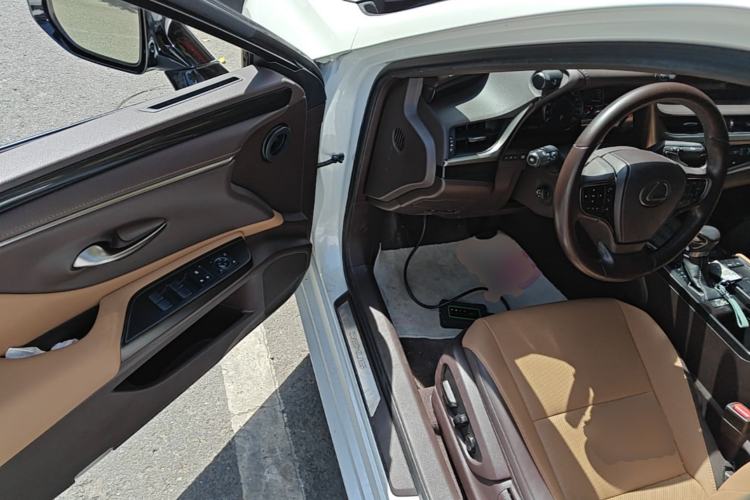 Used Lexus ES 2018 300h Premier Edition China VI Standard Driver Seat