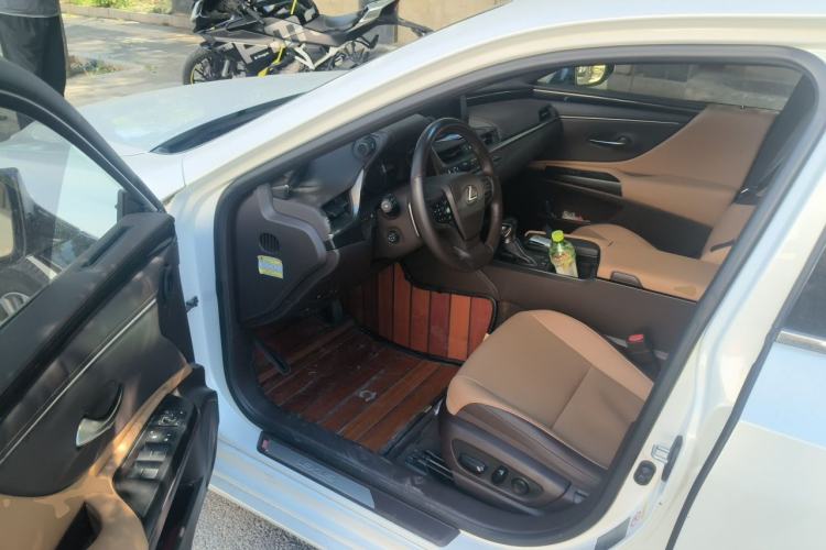 Used Lexus ES 2018 200 Excellence Edition China VI Standard Driver Seat