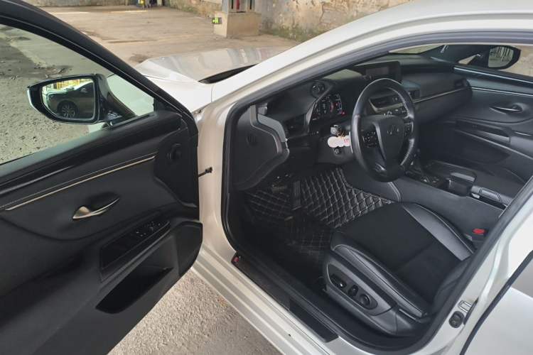 Used Lexus ES 2018 200 Excellence Edition China V Standard Driver Seat