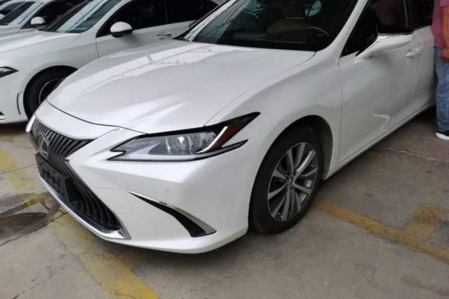 Ojetý Lexus ES 2018 200 Excellence Edition China V Standard