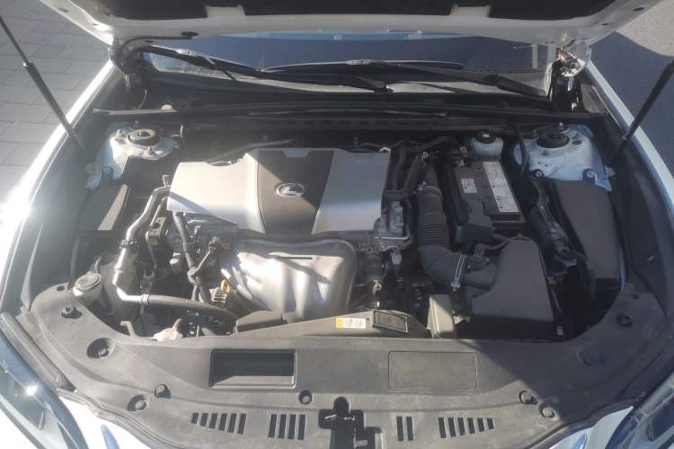 Used Lexus ES 2018 200 Excellence Edition China V Standard Engine Bay