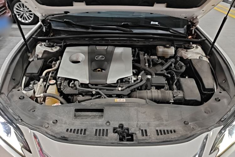 Used Lexus ES 2018 300h Premier Edition China V Standard Engine Bay