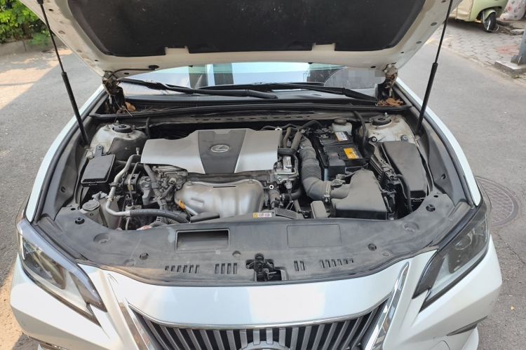 Used Lexus ES 2018 200 Excellence Edition China VI Standard Engine Bay
