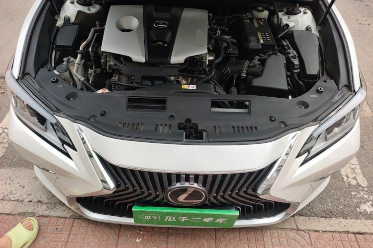 Used Lexus ES 2018 260 Excellence Edition China V Standard Engine Bay