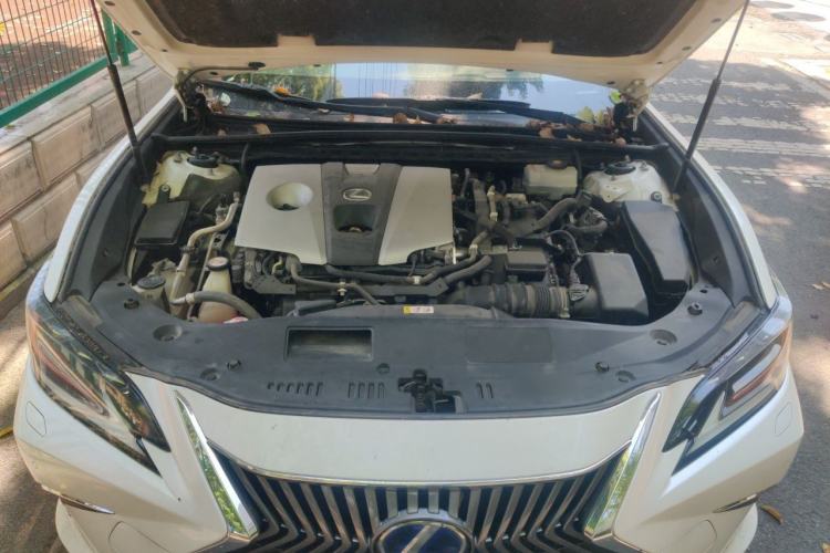 Used Lexus ES 2018 300h Premium Edition China V Standard Engine Bay