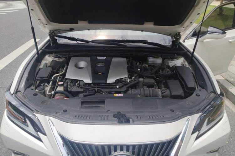 Used Lexus ES 2018 300h Premium Edition China V Standard Engine Bay