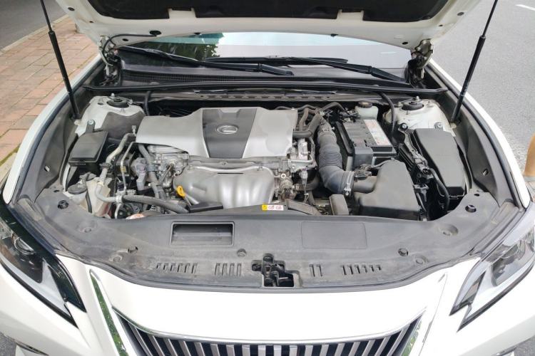 Used Lexus ES 2018 200 Excellence Edition China VI Standard Engine Bay