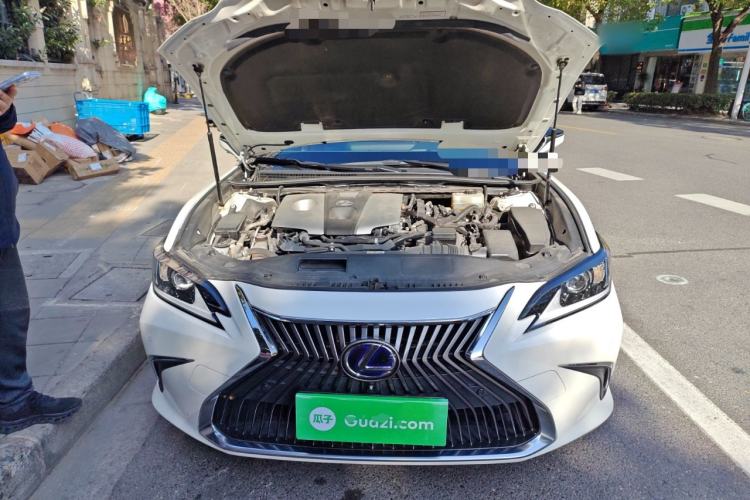 Used Lexus ES 2018 300h Premier Edition China VI Standard Engine Bay