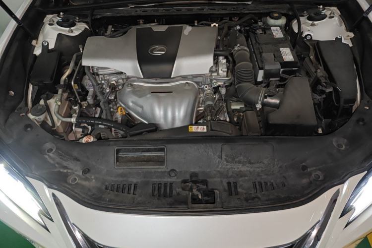 Used Lexus ES 2018 200 Excellence Edition China VI Standard Engine Bay