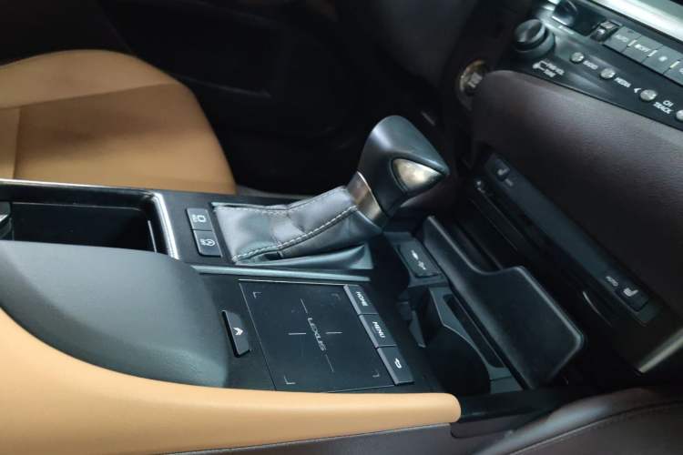 Used Lexus ES 2018 200 Excellence Edition China V Standard Engine Bay