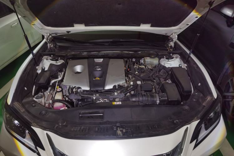 Used Lexus ES 2018 300h Premier Edition China VI Standard Engine Bay