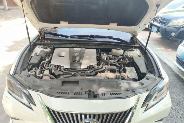 Used Lexus ES 2018 300h Premium Edition China V Standard Engine Bay