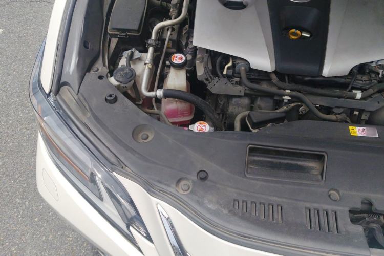 Used Lexus ES 2018 300h Premium Edition China V Standard Engine Bay Right