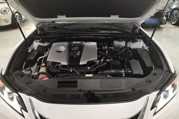 Used Lexus ES 2018 300h Premier Edition China V Standard Engine Bay